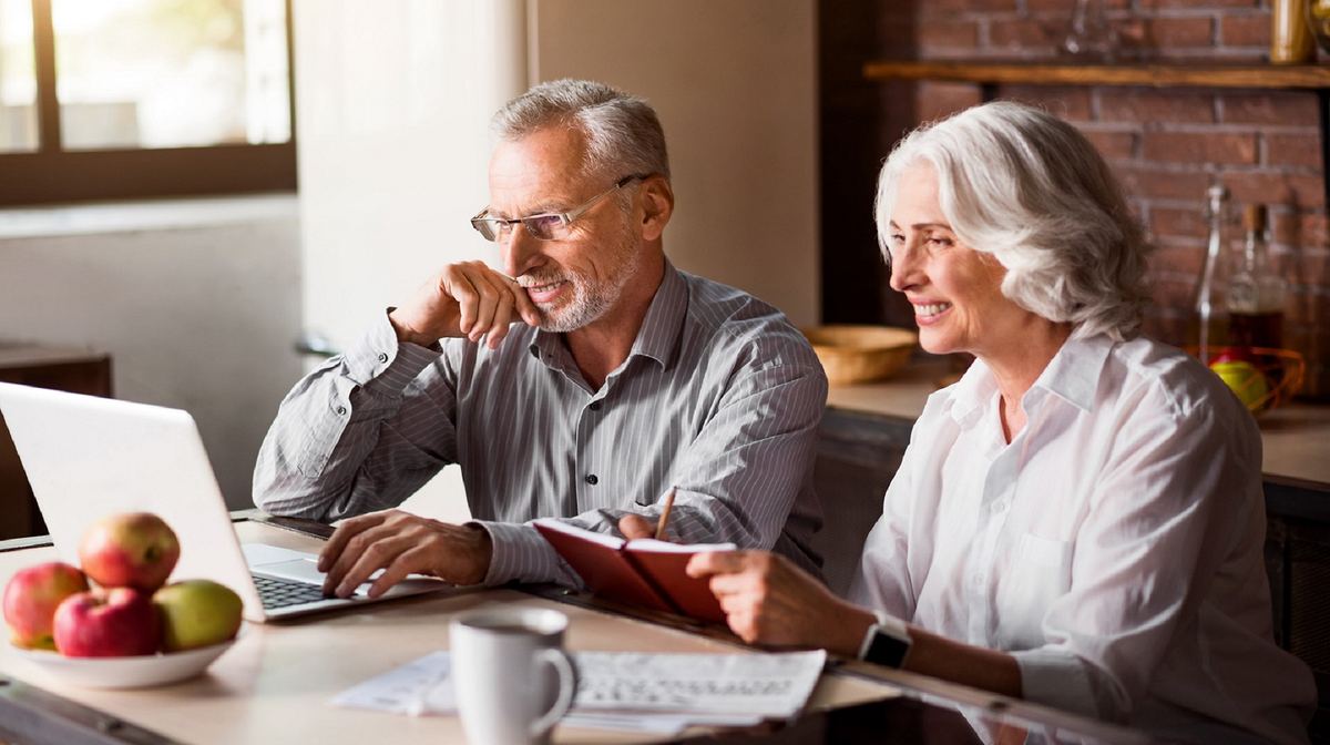 couple-with-computer